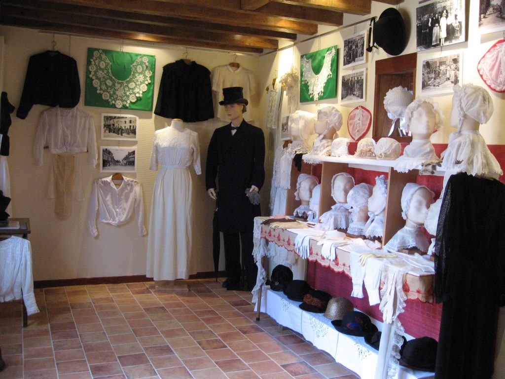 Musée-école d'Unverre - Les vêtements et les bonnets