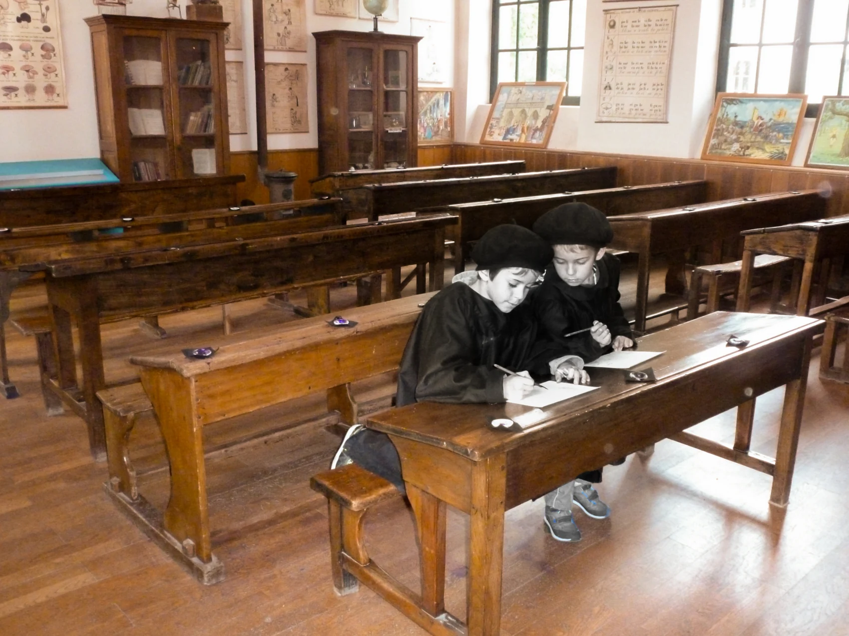 Deux enfants au musée de l'école de la tour Nivelle